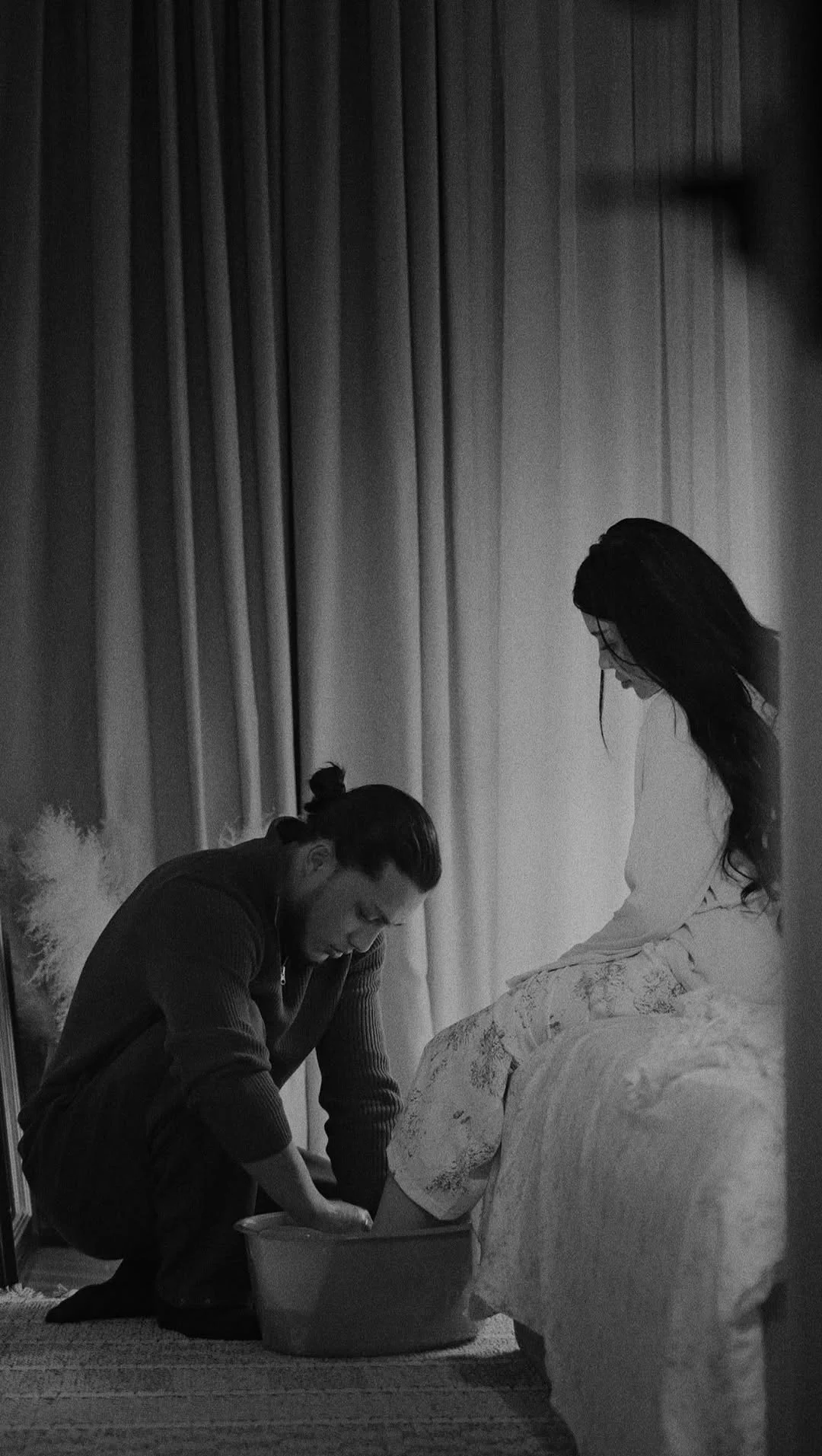 Sevgi… bu tuyg‘uni hamma ham bir xil his qilmaydi.
Chunki sevgi har bir insonning qalbida o‘z ohangi, o‘z og‘rig‘i, o‘z shirinligi bilan yashaydi.

Sevgida qadrlash bor — bir-birining borligidan minnatdor bo‘lish.
Sog‘inish bor — yo‘qligida yurakning bo‘shab qolishi.
Qizg‘onish bor — yo‘qotib qo‘yishdan qo‘rqqan qalbning bezovtaligi.
Kechish va kechira bilish bor — sevgini saqlab qolish uchun egilayotgan g‘urur.
Avaylash, asrash bor — qo‘rqoq qo‘llar bilan emas, mehr bilan tegish.
Ba’zan og‘riq, ba’zan azob ham bo‘ladi — chunki sevgan qalb osonlikcha befarq bo‘la olmaydi.

Lekin bitta haqiqat bor:
chin sevgi hech qachon voz kechmaydi.

Haqiqiy sevgan inson har qanday vaziyatda, har qanday sinovda baribir yonma-yon bo‘ladi.
Chunki u sevishini tark etish bilan o‘zining bir bo‘lagidan voz kechgan bo‘ladi.

Sevgi — bu ikki qalbning bir-biriga yetib borishi, bir-birini topgach esa birga yashashga ahdni qalb bilan berishi.
Shuning uchun haqiqiy sevgi — ikki inson yaratgan eng nozik, eng qadrli, eng pok mo‘’jiza. ❤️