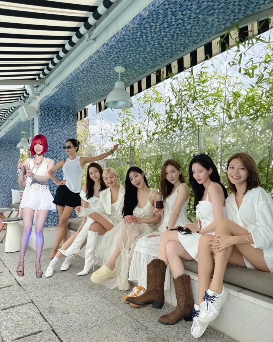 태평양 건너에 있어 아쉽게 몸은 함께 하지 못했지만 어케 합성을 뚝딱 해낸 서현이 덕에 사진에라도 함께한 즐거운 날!!!!! 얘들아 여긴 이제 우리 Anniversary 야!!!! 계속해서 즐기쟈~🩷 #지금은소녀시대 #앞으로도소녀시대 #영원히소녀시대 #Happy17thanniversary #sone #합성으로라도함께해서즐거운써니 #유리는합성아님