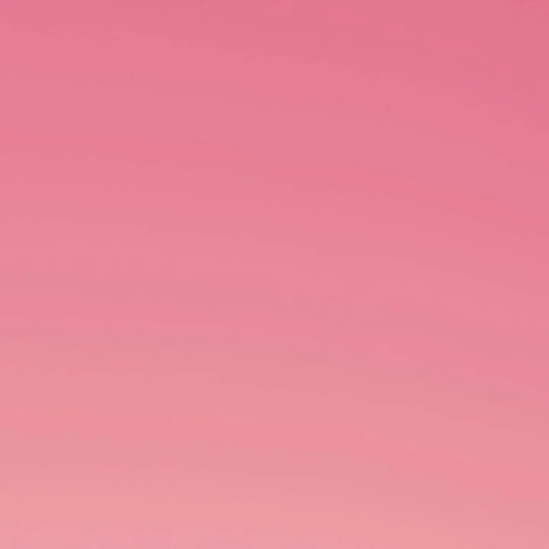 안녕하세요 소녀시대 써니 입니다.
소녀시대 데뷔 16주년 감사 인사와 더불어 전하고 싶은 이야기가 있어 글을 쓰게 되었습니다.
지나고보니 16년 동안 감사한 분들이 참 많습니다.
또다른 나 자신같은 소중한 멤버들, 우리 사랑하는 가족들, 곁에서 묵묵히 함께해준 스텝분들, 존재만으로 힘이 되어준 팬분들..
오늘은 특별히 19살 이순규가 소녀시대 써니로 데뷔할 수 있게 큰 도움을 준 SM Entertainment에 감사한 마음과 인사를 전하려고 합니다.
16년의 연예활동 기간 동안 함께 동고동락하며 고생해주신 매니저분들과, 좋은 음악과 좋은 모습으로 여러 무대와 컨텐츠를 통해 많은 분들께 긍정적인 에너지를 드릴 수 있게 도와주셨던 모든 직원분들께 감사드립니다.
"소녀시대"로 데뷔하여 멤버들과 "소원"을 만나게되어 매일매일이 더할 나위 없이 행복합니다.
이제 용기를 내 새로운 환경에서 다른 시각으로 스스로를 보려고 합니다. 오랜시간 동안 변함없는 모습으로 응원을 보내준 팬분들과 고마운 분들의 관심과 애정 덕분입니다. 앞으로 어떤 나날이 오더라도 활력소 써니다운 모습으로 계속해서 앞으로 나아가겠습니다.
앞으로도 좋은 소식 많이 나누는 써니가 되겠습니다. 감사합니다.