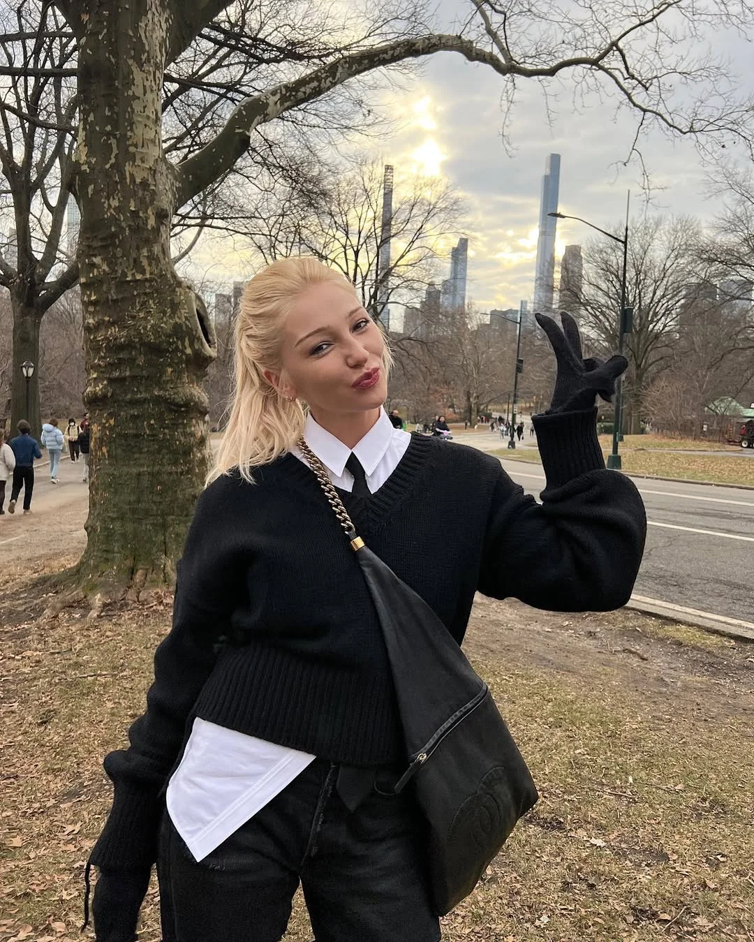 как же мне нравятся мои спонтанные каникулы 🤗😍♥️ но, оливьешки маминой, честно говоря, не хватает🤣 как ваши перво-январские деньки, коллеги?🍾🫠