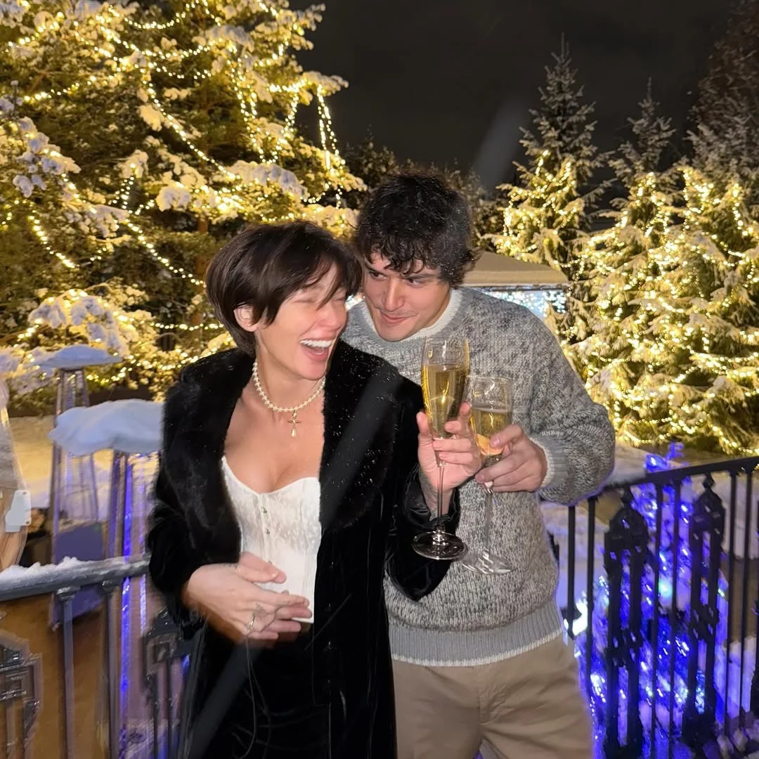 с НАСТУПАЮЩИМ, 2025 🥂🌟🍾🎄
будьте собой, будьте здоровы, выходите замуж, женитесь, ныряйте в омут с головой, любите наотмашь и не бойтесь перемен, рожайте сто детей и не имейте сто друзей  и будьте счастливы в конце концов😂😂😂😂🦦 от мужа привет!🩵