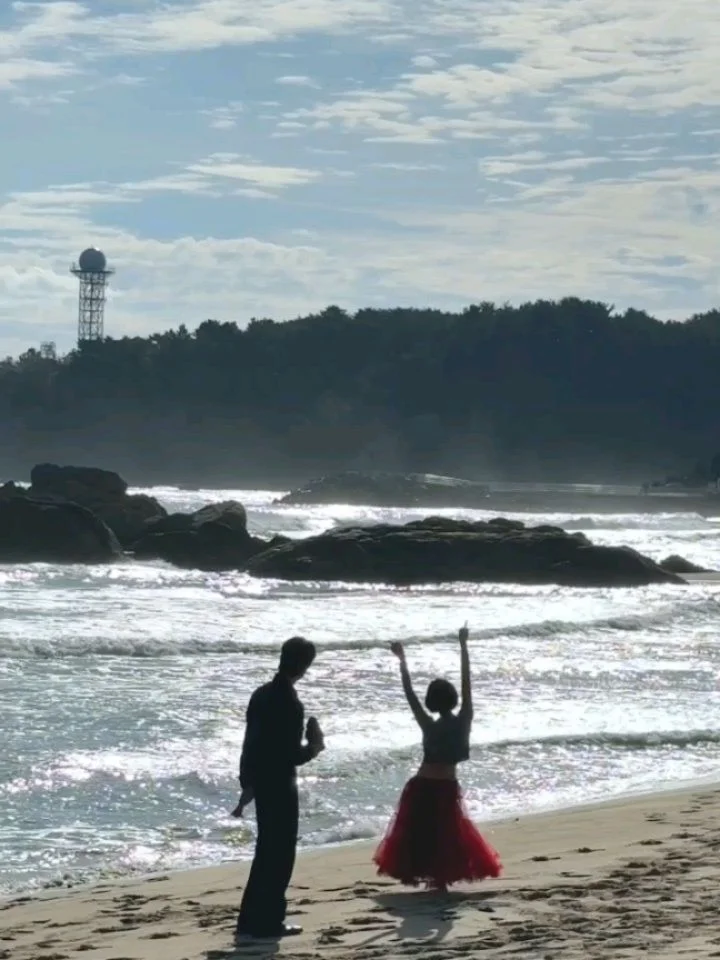 Good Goodbye 사랑해주셔서 감사합니다 !
좋은안녕이라는 감정을 만나 작은 곡이 되어 
많은 분들께 잠시라도 좋은기분을 드릴수있어
더할나위없이 행복합니다 
무엇보다도 근사한 이별남자친구가 되어주신 정민선배님🚨👠🚨
잊지못할 아름다운 순간들과 뜻깊은 자리에서 마지막까지 함께해주셔서 감사합니다 
좋은안녕을 함께 해준 많은 친구분들이 생각나네요
함께 작업하며 제게 나누어주었던 지원과 응원은 저를 더욱 용감하게 해주고
좋은길로 인도해주었습니다. 꽃길은 아니지만 종종 시시콜콜하게 같이 걸어주세요 🫂
화사의 여정을 늘 믿어주고 함께 울어주고 함께 그려주는 
영혼짝꿍 우상오빠와
뒤에서 늘 묵묵히 그늘이 되주시고 언제나 큰 동기부여가 되주시는 존경하는 싸이오빠
그리고 화사의 모든것이 되어주는 나의 멍청이무무들
온 마음을 다해 감사와 사랑을 보내요 
얼마남지 않은 올해도 좋은안녕 하시길 바랍니다 ㅡ!