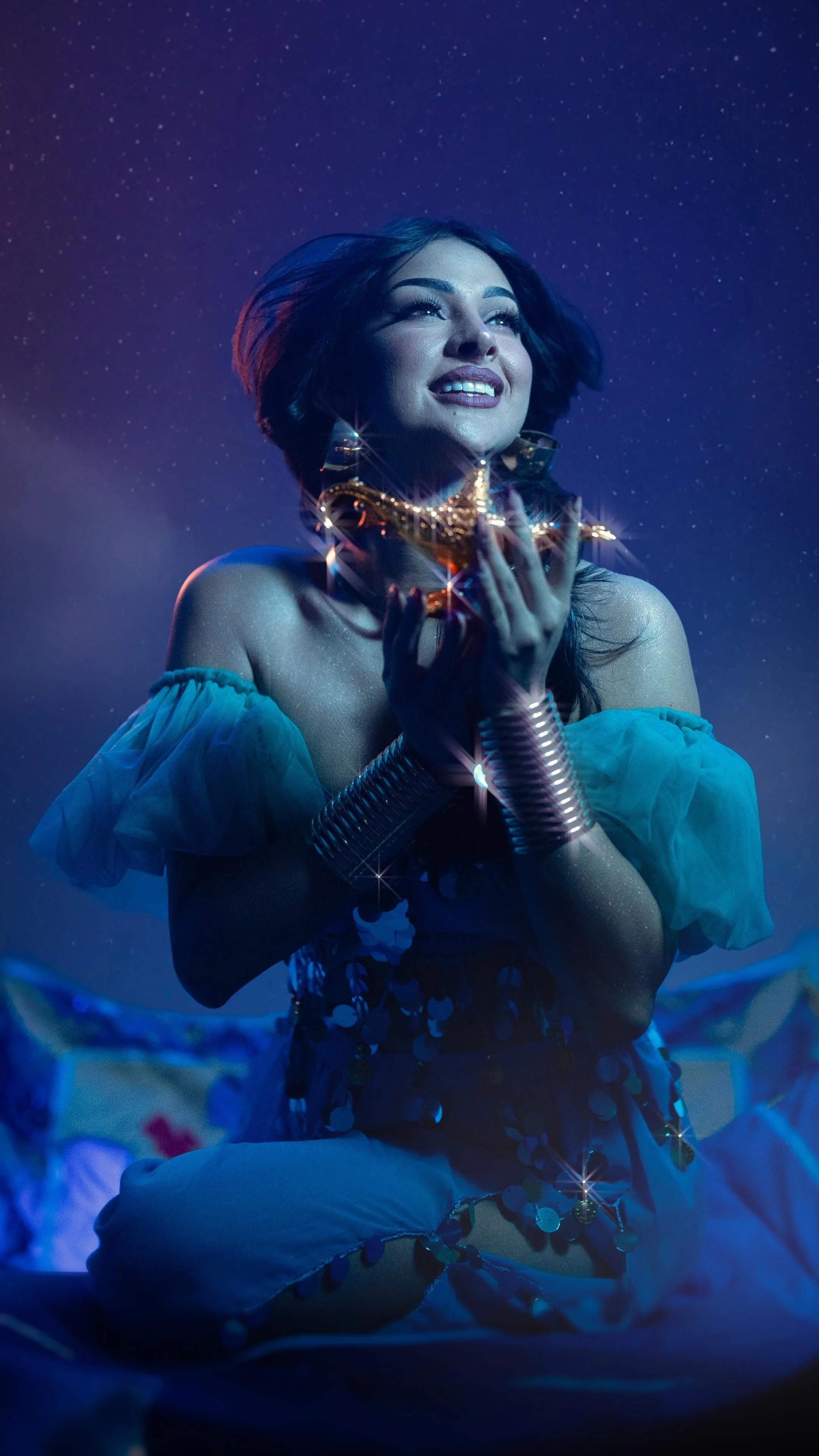 Primer Video con mi Voz 😭✨❤️ Para todas las princesas de la casa y todo aquel que tenga un sueño por cumplir 🥰

Por mucho tiempo soñé con cantar mis videos de transición y que hoy sea una realidad me da maripositas en el estómago, me acelera el corazón y sobre todo me hace estar más segura de que perseguir un sueño es lo que le da sentido a la vida ✨

Gracias a todos los que me ayudaron a hacerlo posible, sin ustedes no lo hubiese podido lograr 🥹

Efectos Visuales y grabación de voz: @kenedytorcatt 
Mezcla de música: @jjmezzara 
Asistencia en maquillaje, peinado y arte: @niazam6 
Asistencia: @johanjzambrano @yulimakeupstudio @paz_otero.makeup @somosla.fiesta 
Clases de canto: @jperkaz @eliezermezanz
Edición, arte, maquillaje, fotografía y muchas cosas más: Yo 😆 

#aladin #mexico #disney #trend #transiciones