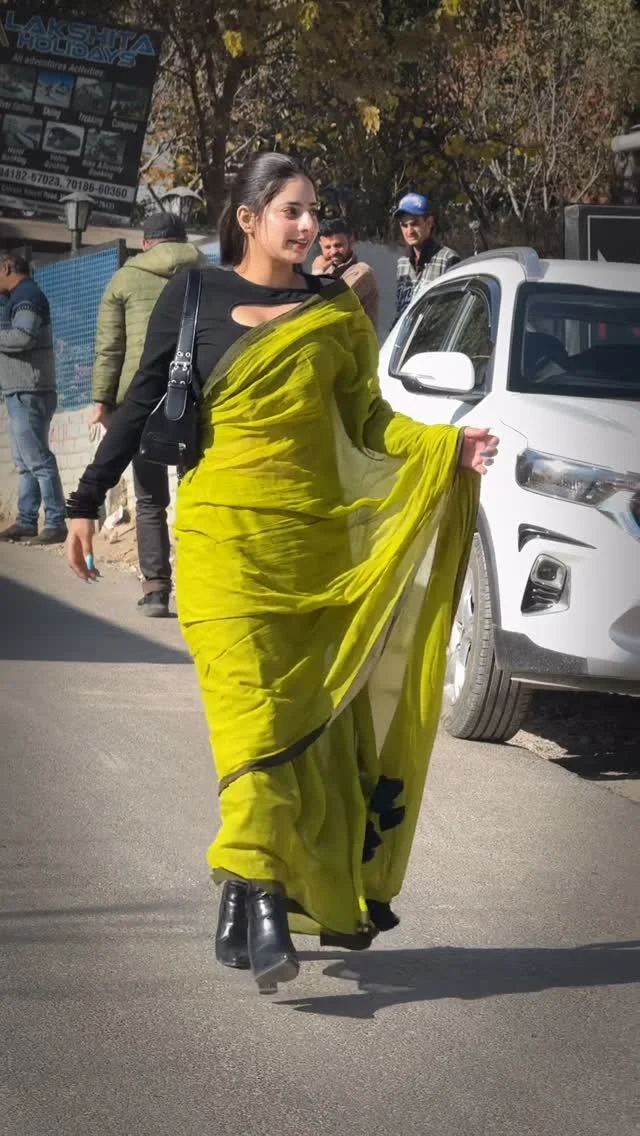 🦅
Saree:- @ilovesarees