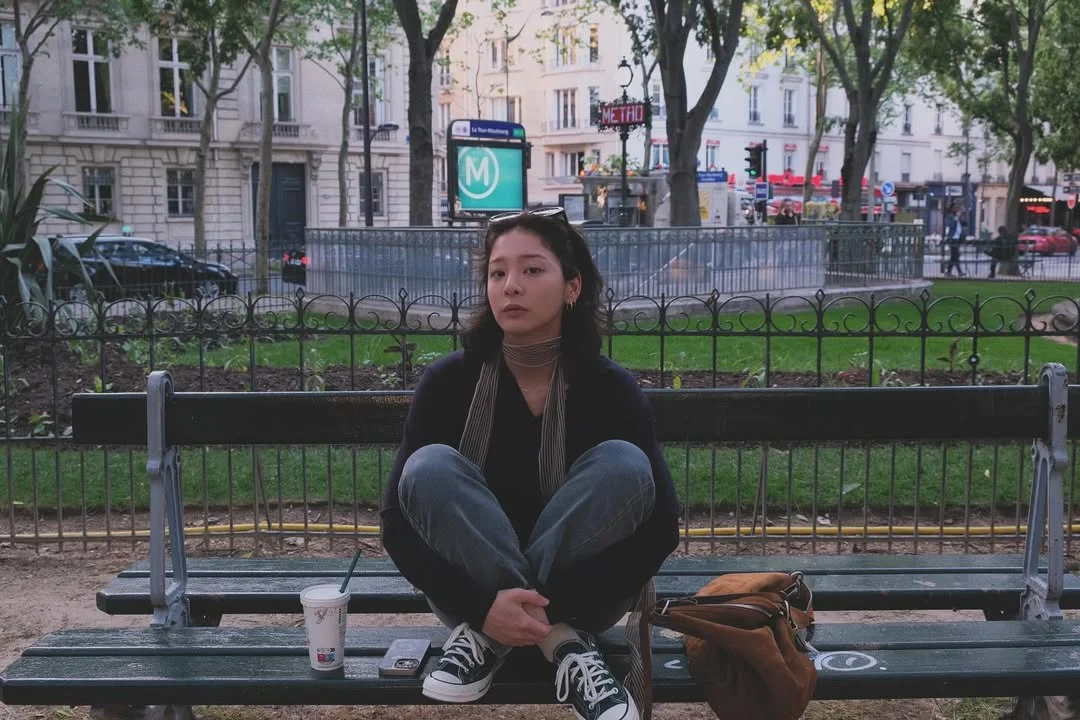 2019 - 엄마한테 조르고 졸라 허락 받고 간
내 인생 나홀로 첫 여행지 파리.
그때 묵은 게스트하우스에서 만난 사람들도 생각나고
몽생미셸 단체투어에 나 혼자라서 같이 밥먹어주시던 가이드님도 생각나고

재밌는건
그때 어떤 고민이 있었는지 생각나질 않는다!

2024 - 이번 여행은
어떤 것들이 생각날까

버스킹을 한없이 바라보다가 내가 기타 치고 싶어하는 걸 느꼈는지
선뜻 치게 해준 멋쟁이 뮤지션
나를 알아봐준 팬분들
수줍은 쪽지
파리의 하늘
10년지기 친구의 배려

한국가서 더 열심히 살아야지!