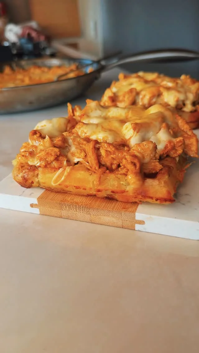 Potato waffle with chicken & cheese 🤌🏻😍 
وافل البطاطا مع دجاج وجبن عليها، رهيبة😍 
.
.
.
.
.
.
.
.
.
.
.
.
.
.
.
#waffle #chicken #recipeoftheday #abirz_kitchen