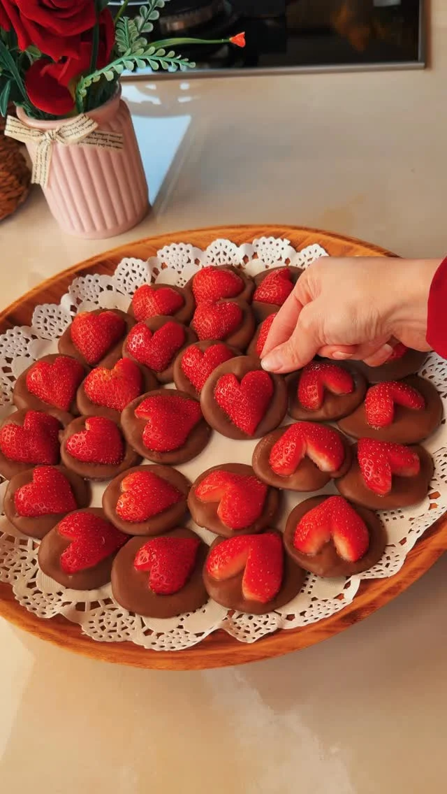 بدأ العد التنازلي يا أصدقائي 😍 
سجلو عندكم التاريخ، يوم الأحد ٢٥ يناير رسمياً عبير والصغير على منصة Spacetoon Go ! حملو التطبيق من الآن عشان تكونو أول المشاهدين ❤️