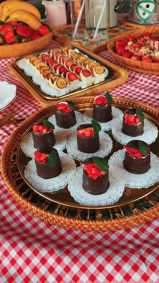 Strawberries for the win 🍓 هي احلى طاولة فراولة، ولا شو؟🙊😍
.
.
.
.
.
.
.
.
.
.
.
.
.
#abirzkitchen #strawberries