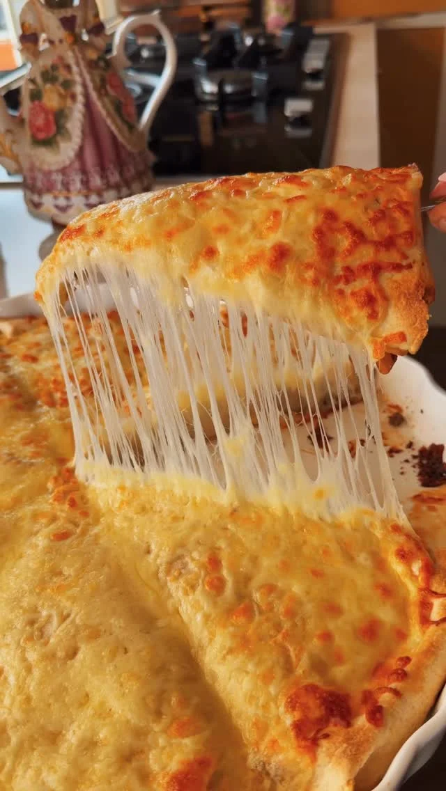 Tortilla pizza 🍕- stuffed with ground beef filling 🤌🏻 
يلا وصفة جديدة 🕺🏼، بيتزا بخبز التورتيلا، محشية صوص باللحم المفروم 😍 
تنفع لمائدة رمضان 🫶 
.
.
.
.
.
.
.
.
.
.
.
.
.
.
.
.
#abirzkitchen #tortilla #pizza #recipeideas