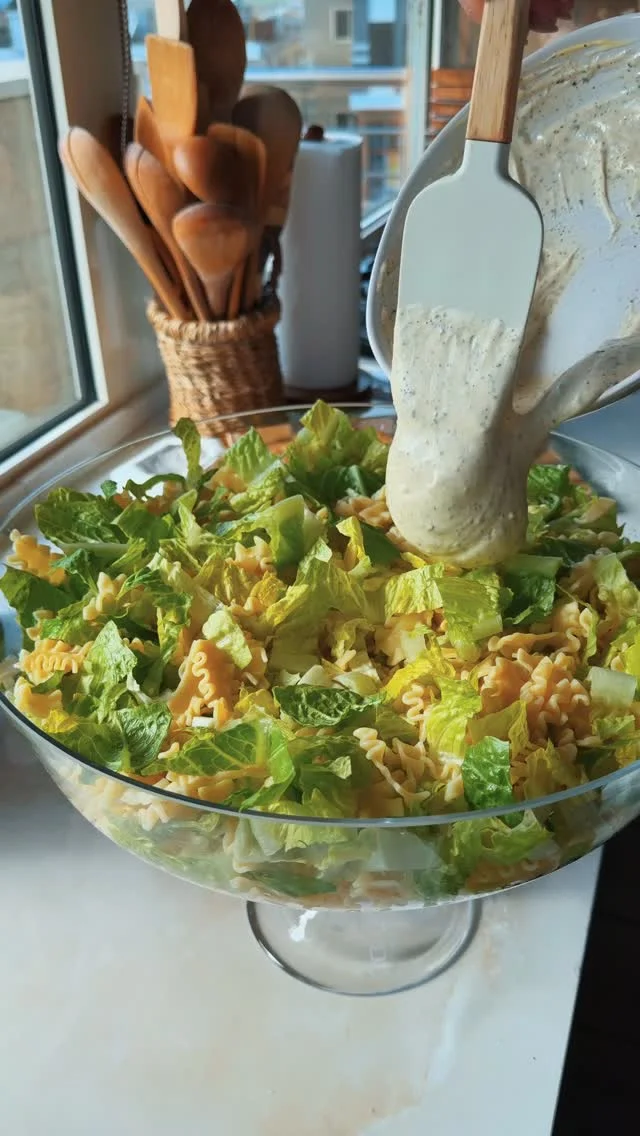 Chicken Pasta Caesar Salad, daily obsession alert! I eat it almost every day and it’s my top favorite 😍 🤤
سلطة سيزر مع معكرونة، اذا بعد ما جرتوها، ضروري تعملوها..😍 

Sauce ingredients: 
1/2 cup mayonnaise 
2 tbsp olive oil 
1/2 lemon juice 
1 tbsp Worcestershire sauce 
1 tbsp honey 
1 tsp garlic powder 
1 tsp black pepper 
1 tsp mustard powder 
1 tsp oregano 
1 tbsp salt 

لصوص السيزر: 
١/٢ كوب مايونيز 
٢ ملعقة كبيرة زيت زيتون 
١ ملعقة كبيرة ورشستر صوص 
عصير ١/٢ ليمونة 
١ ملعقة كبيرة عسل
١ م/ص ثوم بودرة 
١ م/ص فلفل اسود 
١ م/ص اوريجانو 
١ م/ص خردل مطحون او عادي 
١ م/ك ملح 
.
.
.
.
.
.
.
.
#abirzkitchen #cooking #recipeoftheday #caesarsalad