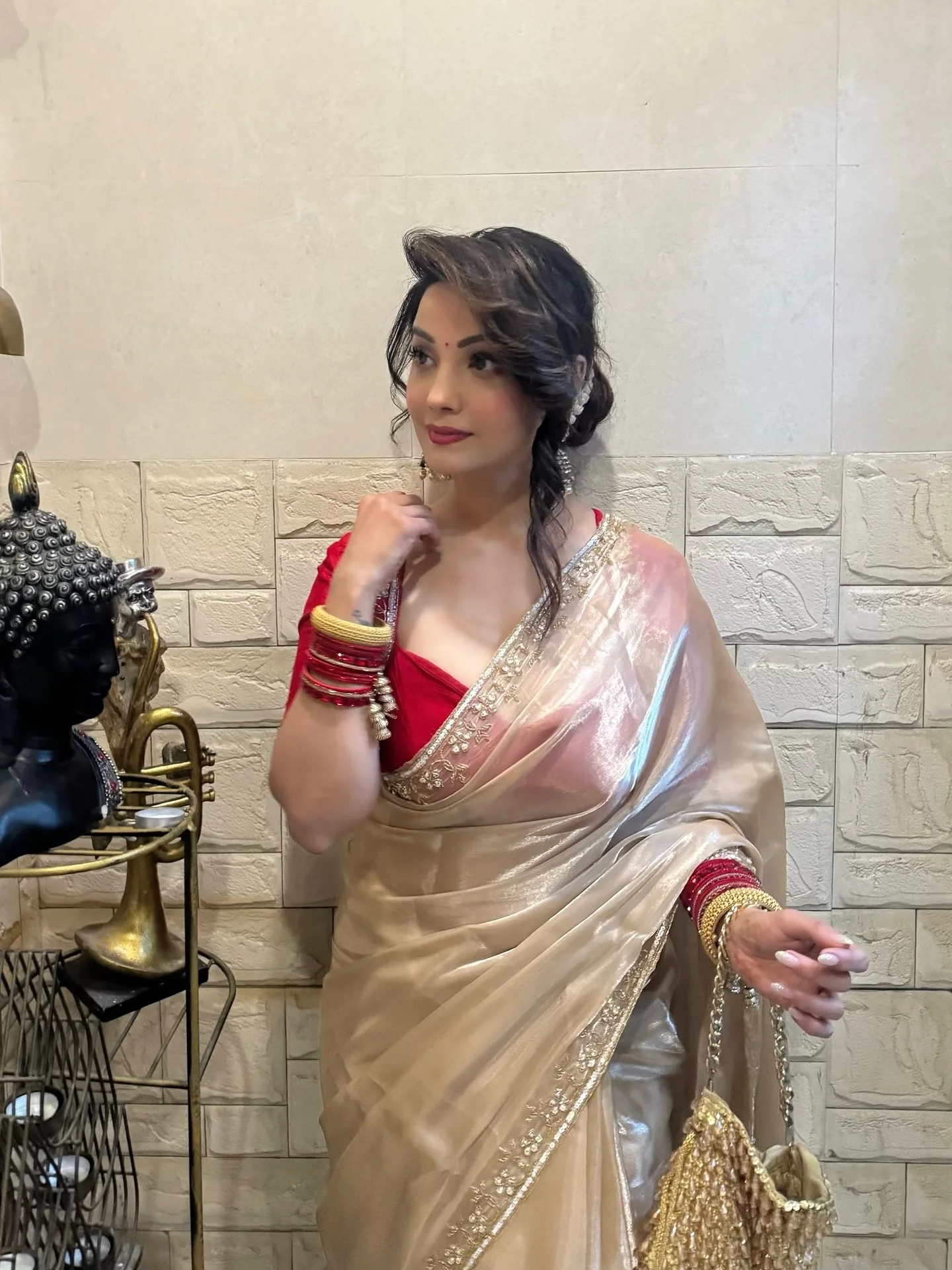 ✨ Wrapped in gold and grace ✨
.
.

🥻- @hafsaaddotcom