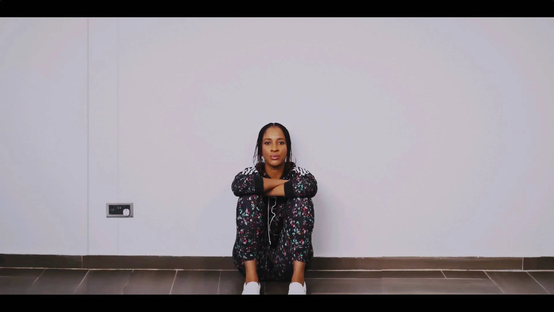 Did this as a tribute to my insanely talented husband @bankywellington 
Everything you hear was recorded by me, by mouth. It was stressfullll but fun. 😫😆
I activated the 'W' in me that was hidden.
Hat ✔️ 
Suit ✔️ 
Screw face ✔️ 
Moves ✔️ 
🤣🤣🤣

Shoutout to @itsprinceehis
Mixed and mastered by @tkbeatking
Video shot and edited by @theoladayo 

Enjoy 

#michaeljacksonnodopassthisone