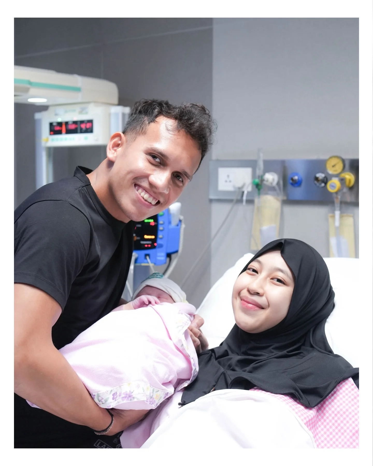 Our world just got a lot brighter with you in it, Alhamdulillah ya Allah

Hi Our little princess, baby Elara 🤍👧🏻👩‍❤️‍👨