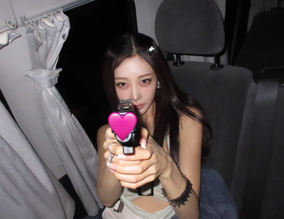 🩷🩷💓💓🔫 @ 2026

sending love and good fortune to every single one of u for 2026🙏🏻
건강, 행복, 여유, 사랑 마구마구마구👊🏻
あけおめ！🏠🫡今年もよろしくお願いします🥹

-not a real gun- OBVIOUSLY🩷💓🩷💓