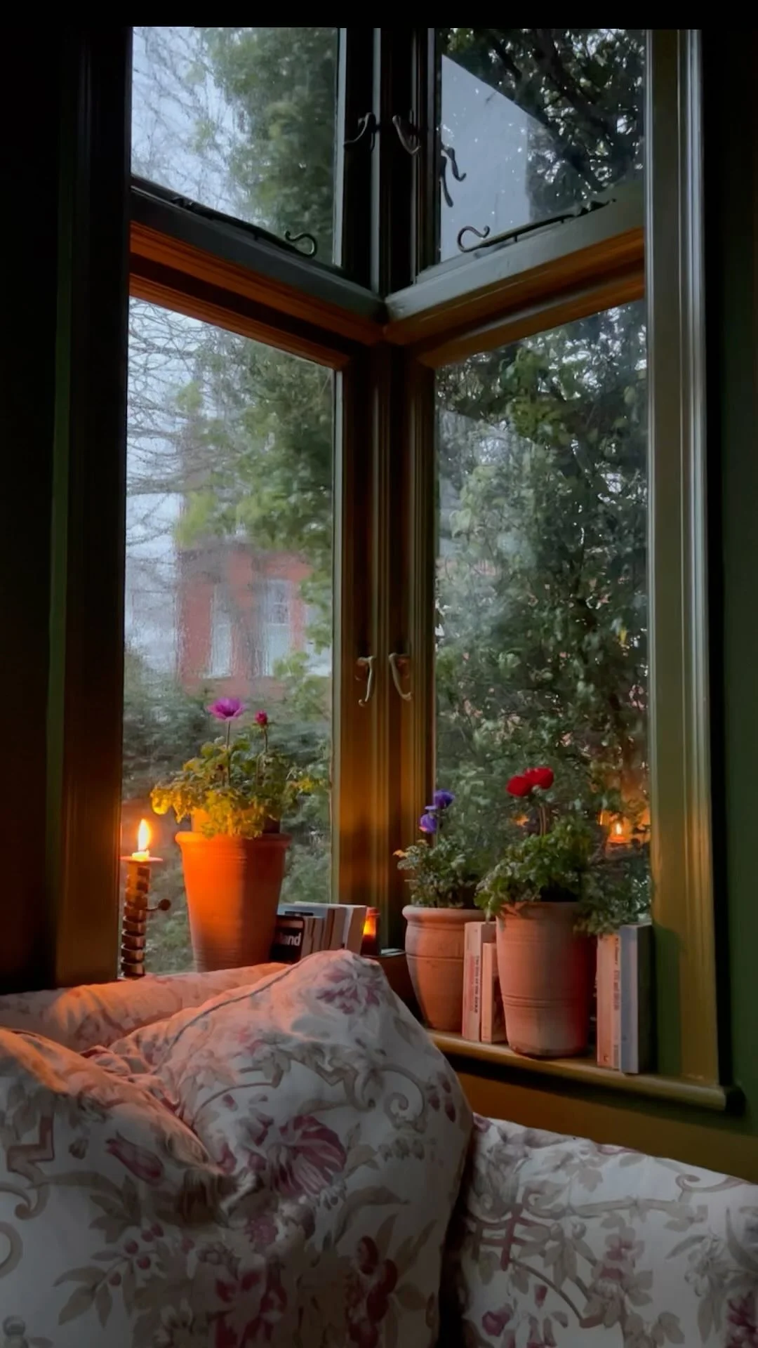 Yesterday evening ~ when the wind howled and the rain poured  x 

#stormyweather #throughthewindow #interiorstyling #eclectichome #interiorblogger #candlelight