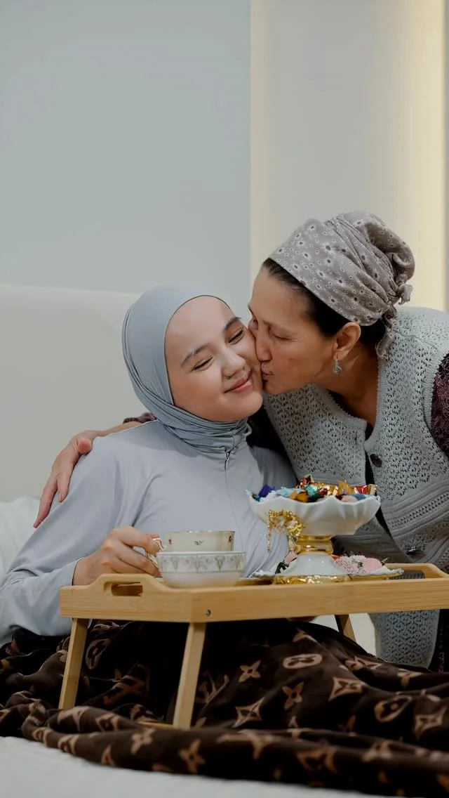 Анаға да ана керек🥹❤️

Босанып келгеніме енді 20-күн болады. Осы күндерде өзімнің әжем мен енем барынша еркелетіп, күтіндіріп жатыр. Аллаға сансыз Шүкір! Бақыт, міне осыда. Осы кісілер аман болып, күліп-ойнап жүрсе, бізде балалары - бақыттымыз🥹❤️