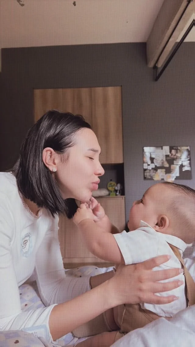 “Aida era desordenada y vivía llevada por la levedad. No porque no supiera profundizar, sino porque antes de Emi la vida todavía se sentía como un ensayo general.

Entonces nació Emi. Y algo en ella se reconoció.

No fue que Aida dejara de ser quien era, fue que descubrió una versión nueva de sí misma”.