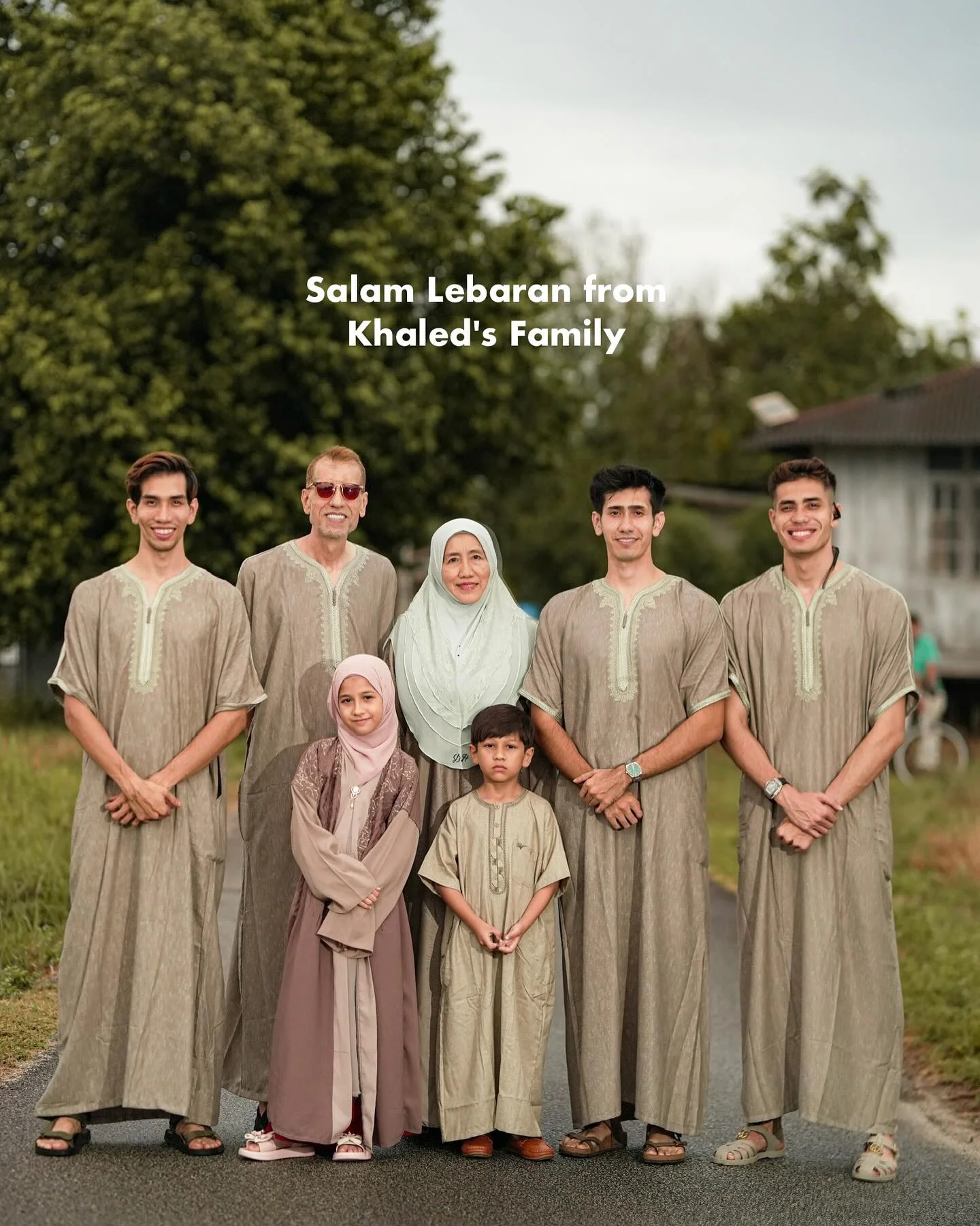 Assalamu ' Alaikum  eid mubarak 

عيدكم مبارك وان شاء اللّٰه من العايدينكل عام و أنت بخير

Mohon maaf zahir dan batin dari keluarga the khaled family 🤍