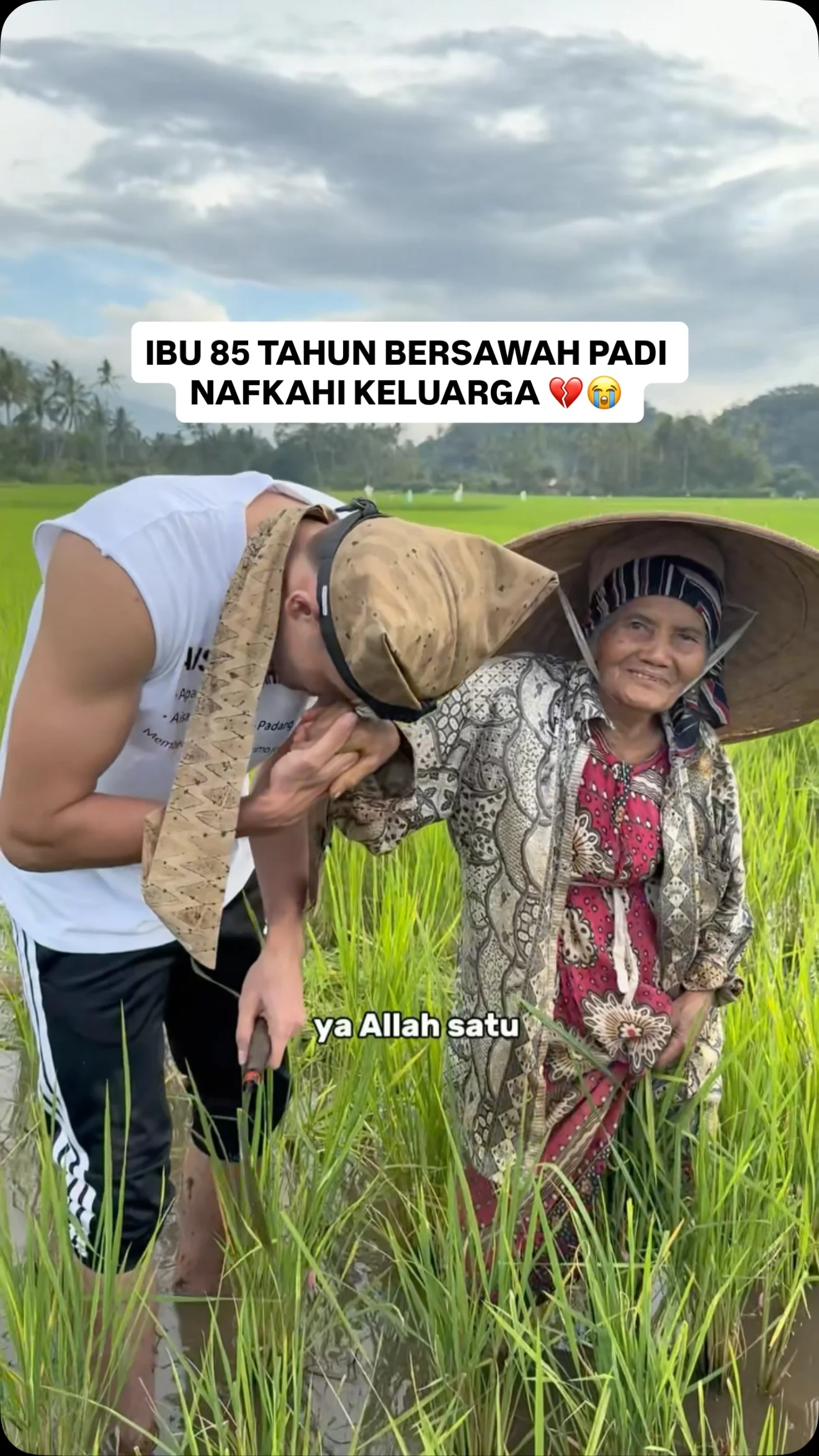 seorang ibu 85 tahun bersawah padi menafkahi keluarga 😭 

#padang #sumaterabarat #minang
