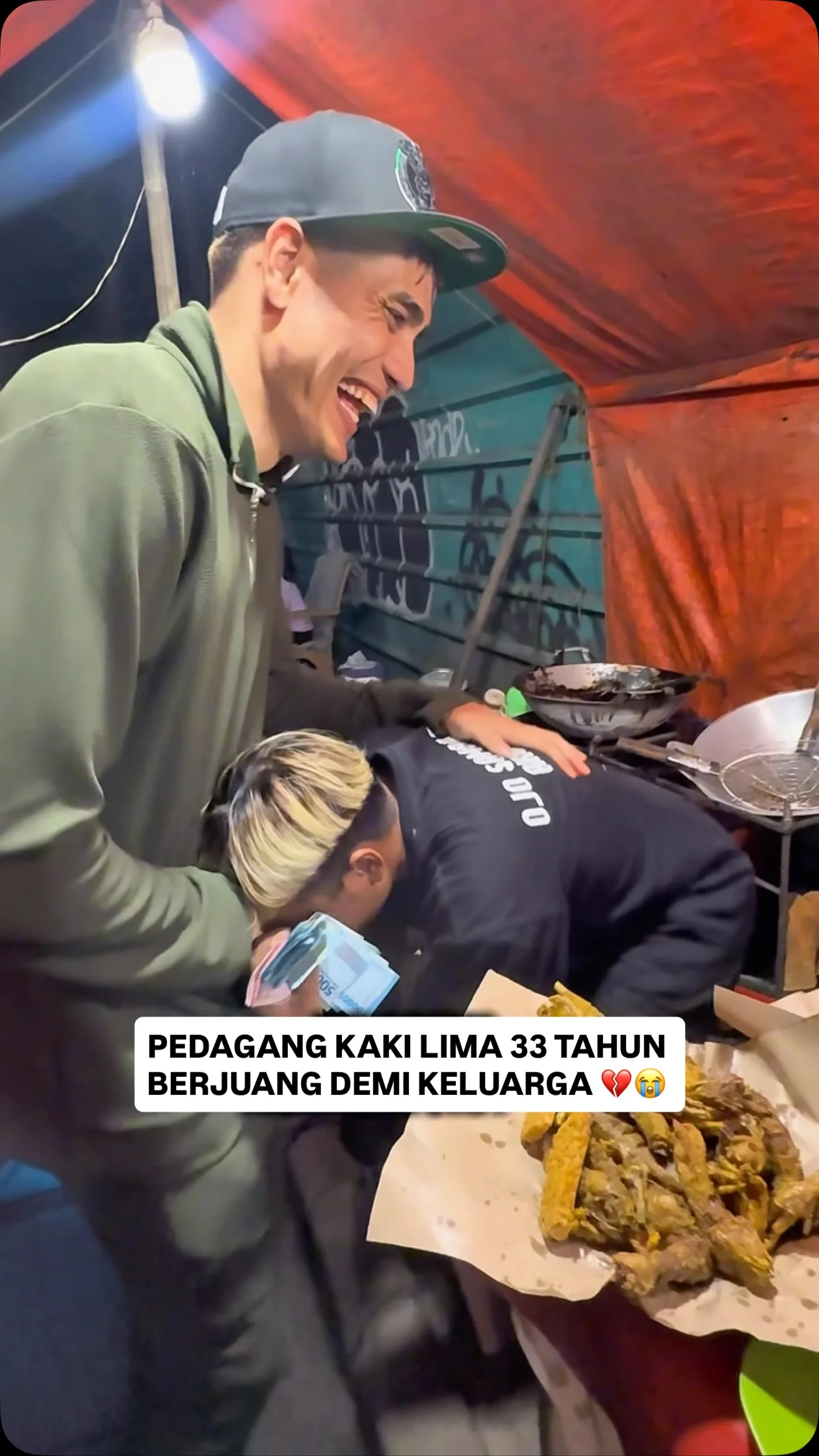 SOSIAL EKSPERIMENT : BAPAK PEDAGANG JUALAN UMUR 33 TAHUN BERJUANG DEMI KELUARGA 😭 💔
.

#masukberanda #aisarkhaledd