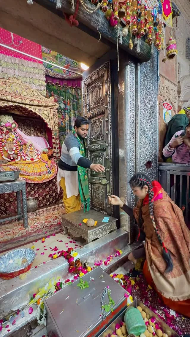 Thakurani चारणाश्रित 💕🙏🏼 #Radhavallabh #krishna #love #vrindavan #radheradhe