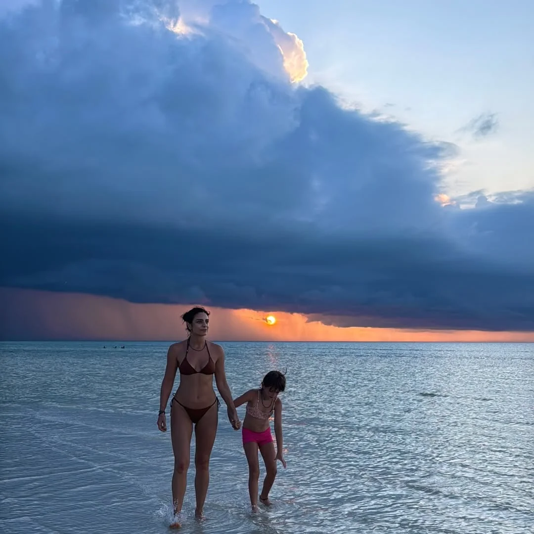 Mi 2025 tuvo momentos muy maravillosos y estas fotos me los recuerdan🥹

Por cierto, ¿quién más sintió que el 2025 fue…
detector implacable de incoherencias,
de verdades incómodas pero necesarias,
de colapsos internos y externos,
de desmontaje de identidades,
de finales inevitables,
de narrativas falsas cayéndose solas,
de confusión y desorientación,
de agotamiento,
de duelos,
de crecimiento acelerado,
de ordenar lo que llevaba años postergándose,
de rendición absoluta?

Y como que el año pasado no paró de repartir put&$s a todo aquel que seguía viviendo en fantasías 😂 y nos arrancó todo aquello que ya no se sostenía.

Y después de todo eso…
queda espacio.

Un espacio raro. Vacío.
A veces Incómodo.

El vacío siempre se llena, es inevitable.
La pregunta es con qué.

Tal vez el verdadero reto sea no llenarlo de inmediato…
Sino sostener el silencio.
No correr a repetir lo conocido.
Tener la valentía de llenarlo distinto esta vez.

Así que a honrar ese espacio como se merece:
bajándole a la prisa,
observando con mucha atención 
para que la inercia no nos arrastre a lo anterior,
y con el corazón abierto a lo desconocido.

Tal vez nada vuelva a ser como antes. 
Y eso…
está bien😉