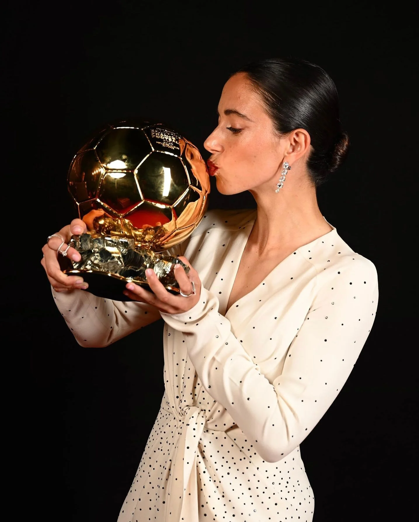 Molt orgullosa per rebre el @ballondorofficial per segon any consecutiu. Em considero una privilegiada d’estar envoltada de grans futbolistes i professionals que em permeten evolucionar i ser millor cada dia. Gràcies a tots els que m’acompanyeu en el camí i estic agraïda per totes les felicitacions. 😊

Muy orgullosa por recibir el Balón de Oro por segundo año consecutivo. Me considero una privilegiada de estar rodeada de grandes futbolistas y profesionales que me permiten evolucionar y ser mejor cada día. Gracias a todos los que me acompañáis en el camino y estoy agradecida por todas las felicitaciones. 😊

I am honoured to receive this back to back Ballon d’Or. As I said yesterday in Paris, it is also a credit to my teammates who make me a better player. Thank you to everyone who has been part of this award and for all the congratulations. I am very grateful. 😊