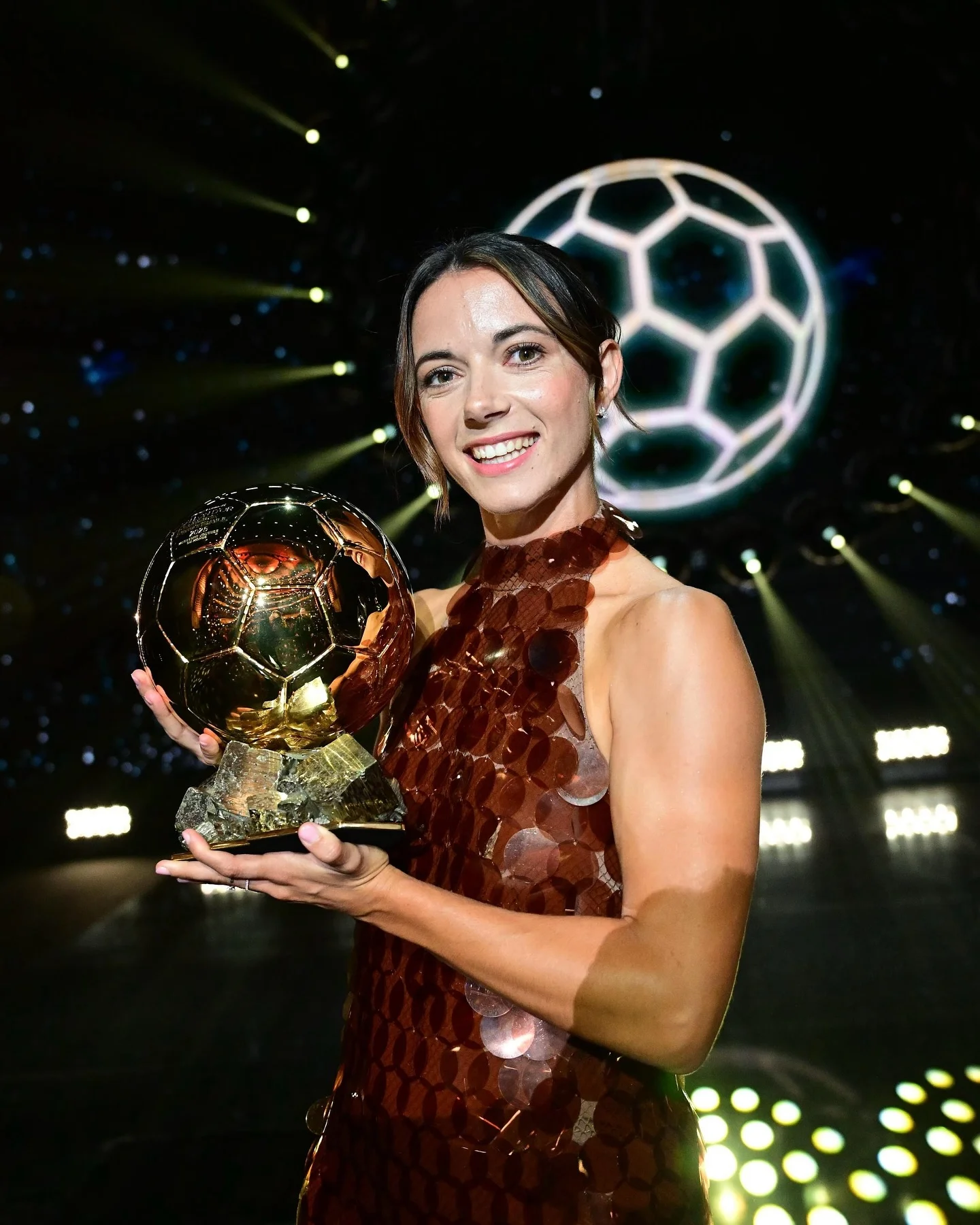 Guanyar la Pilota d’Or per tercera vegada consecutiva… no ho hagués imaginat mai. Merci a @ballondorofficial por reunir a “la crème de la crème” del fútbol mundial en una noche tan especial y por reconocer a las futbolistas. 
Gràcies a totes les persones que heu format part del camí i les que m’ajudeu a ser millor cada dia. Seguirem a per més reptes.
Thank you all for the congratulations ❤️