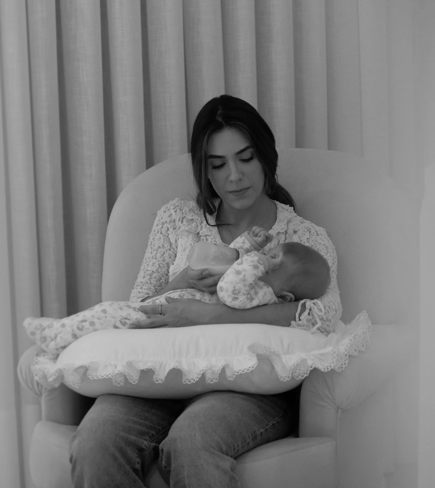 Hoje você completa o seu primeiro aninho, filha. parece que foi ontem, mas revendo meu álbum no celular nesse último ano, só dá você… você na maternidade, a primeira vez que andou de carro indo p/ casa, o dia que o seu umbigo caiu, o primeiro banho, com a pepê, o primeiro sorriso, cada look do dia, a primeira vacina, a primeira frutinha, o primeiro dentinho, quando começou a engatinhar, o primeiro tchau, as palminhas, quando ficou em pé pela primeira vez, quando arriscou os passinhos… a gente viveu tantas primeiras vezes e ainda temos tantooo pra viver… e te mostrar, e te ensinar e te amar… é um presente divino ser sua mãe.
você é minha alegria de todos os dias.
desejo que você cresça cheia de saúde, graça
 e sabedoria. te prometo meu amor infinito!! 🩷
Deus te abençoe.