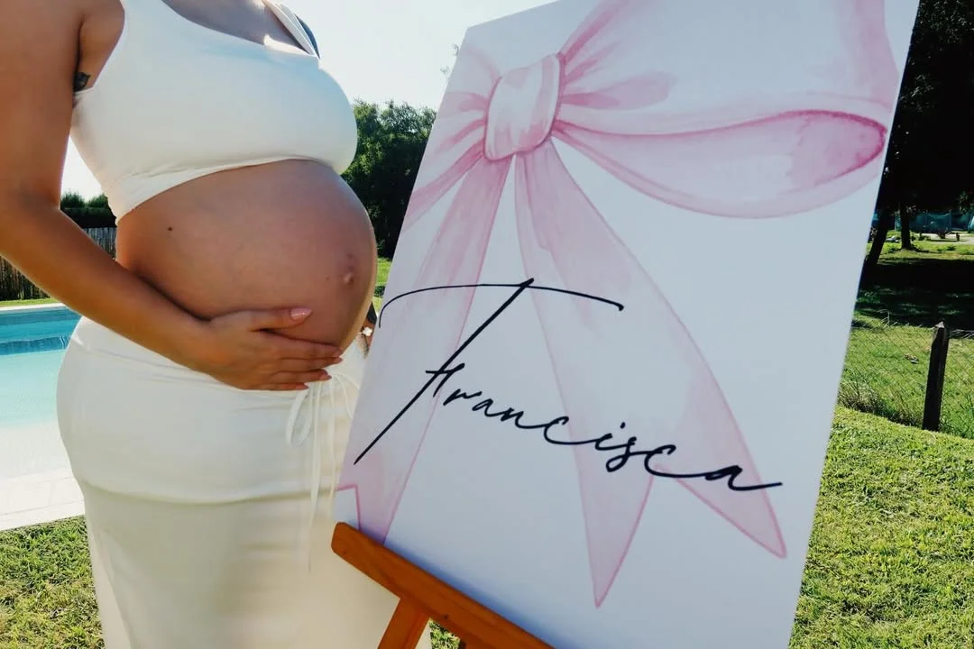 Francisca:

Falta un mes.
Treinta días para mirarte y entender por qué todo este tiempo valió la pena.

Hay una casa entera esperándote.
Hay manos que cuentan los días.
Hay un amor que no sabía que existía hasta que llegaste vos.

Un mes, hija.
Y el mundo empieza de nuevo.🤍
Te estamos esperando.🎀