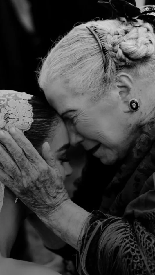 Lo de no llorarte me está costando, pero cantarte y honrarte lo haré toda mi vida.
Este vídeo era un adiós sin yo saberlo. En nuestros vídeos de Diciembre me dejaste respuestas para cuando te buscara y no pudiera encontrarte en persona. 
Definitivamente gemelas de alma para siempre. 
Vuela alto, Yeya. Te amaré con el ALMA toda mi vida.