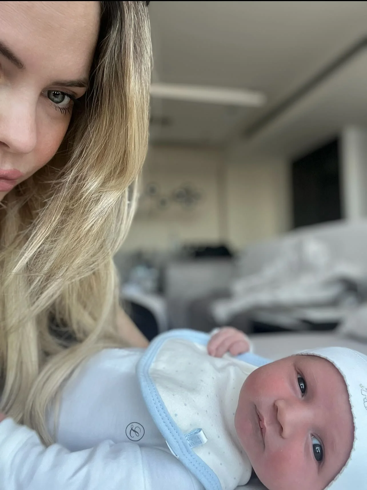 ✨ Les quiero presentar a Manu ✨
Mañana se cumplen 3 semanas desde que llegó a nuestras vidas y todavía siento que estoy soñando. Estos días fueron de adaptación, de conocernos, de abrazar una ola de amor y de emociones que jamás había sentido.
Por eso me tomé un tiempo fuera de las redes y de todo lo que me rodea: necesitaba estar al 100% para él y nada más. Y qué decirles… es lo más lindo que viví en mi vida 💕. Con su papá estamos todavía hipnotizados, mirándolo sin parar, descubriendo cada gesto y cada sonrisa.
Gracias de corazón por todos los mensajes llenos de amor y cariño, y también a quienes nos acompañaron en este proceso tan especial. Me siento profundamente agradecida y feliz 💫.
Bienvenido Manuel, sos nuestro regalo más hermoso 🤍 Gracias @yonacienelmaterdei ❤️