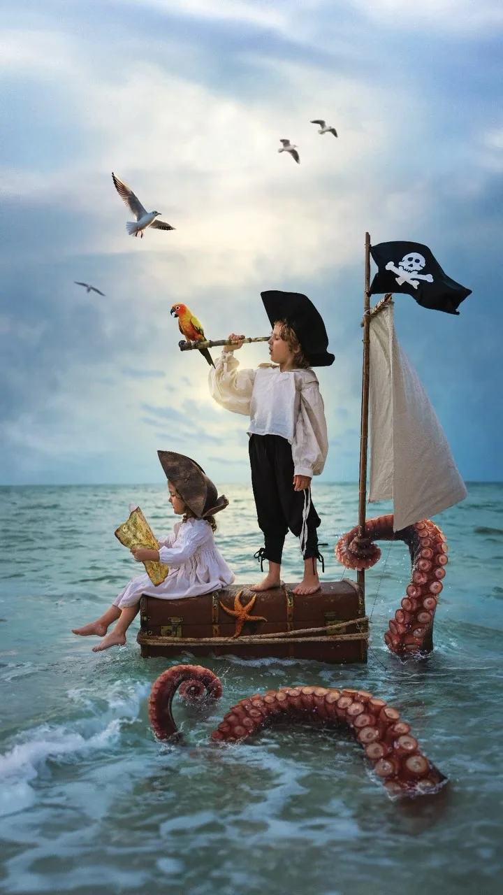 That one time our family turned an old suitcase into a pirate ship for a photo 😅🐙 
.
.
.
.
.
#behindthescenes #creativephotography #piratesofcaribbean #creative_portraits #photoshoot #magicofchildhood #momsofinstagram #photographyart #photomagic