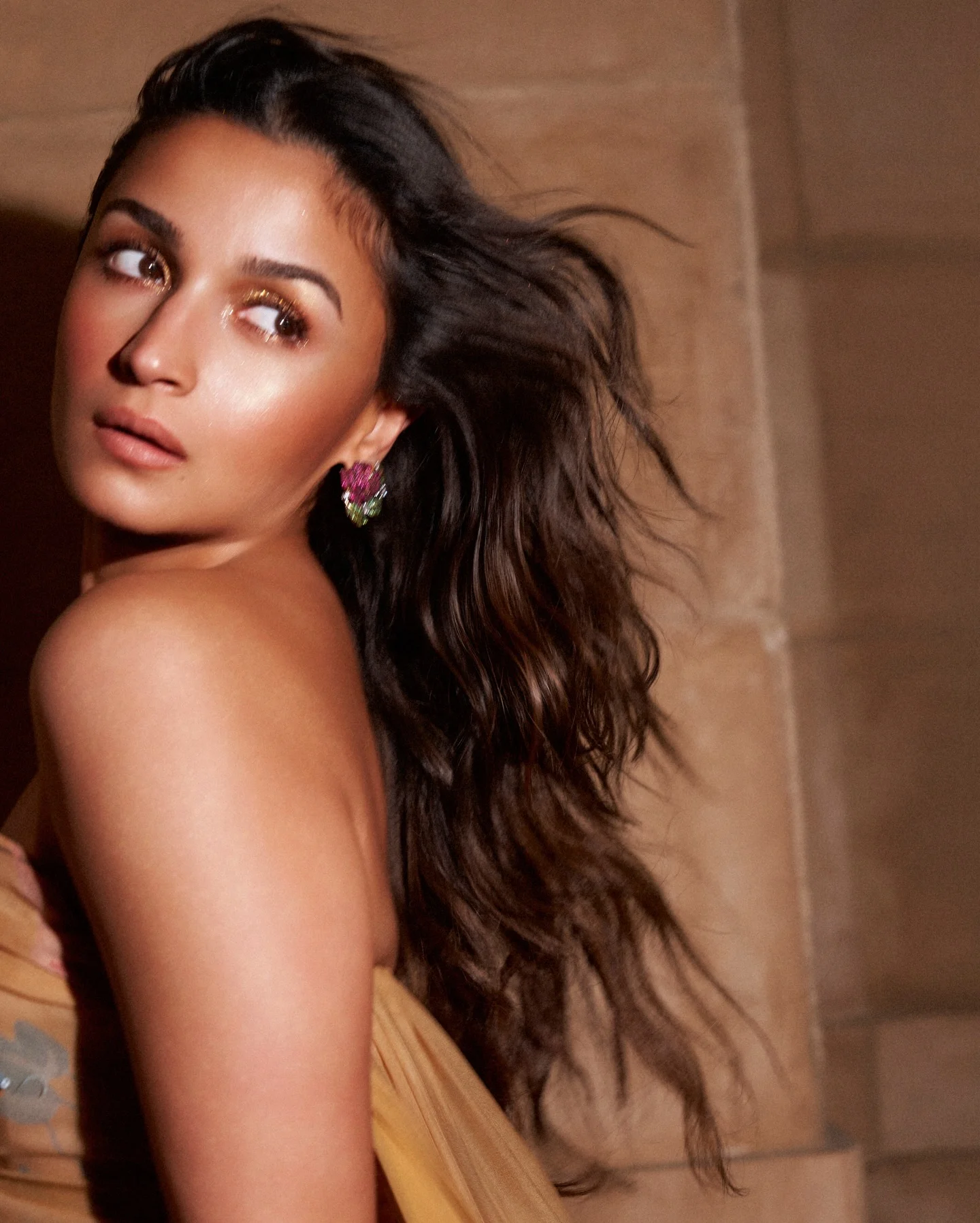 a gentle reminder of why I love cinema...its power to bridge horizons
Honoured to receive the @goldenglobes horizon award at the @redseafilm festival 💛