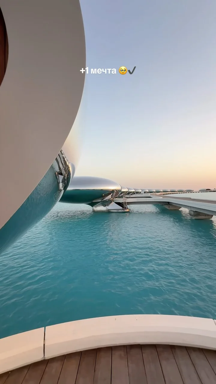 Мы в Shebara 🥹 самый космический в прямом и переносном смысле слова отель в мире!

Еще в январе мы купили сюда билеты и ждали..
В феврале тут было прохладно , поэтому мы выбрали самый первый теплый месяц отдыха тут.

Лететь сюда можно только с пересадкой и визой , которую нужно делать за 10-14 дней до поездки минимум.

Из Москвы в Дубай из Дубая в Саудовскую Аравию. От аэропорта красного моря 35 минут на лодке.

Отель новый, людей мало и кажется что ты один на огромном острове ) 
Кормят очень вкусно, тут включены завтраки , расплатиться можно только местными деньгами Риялы называются , один риял = 28 рублям. 

Виллы есть как на воде так и на пляже , я рекомендую на воде)) 
Жарко, ветрено , офигенно ! Ушли отдыхать 😭❤️