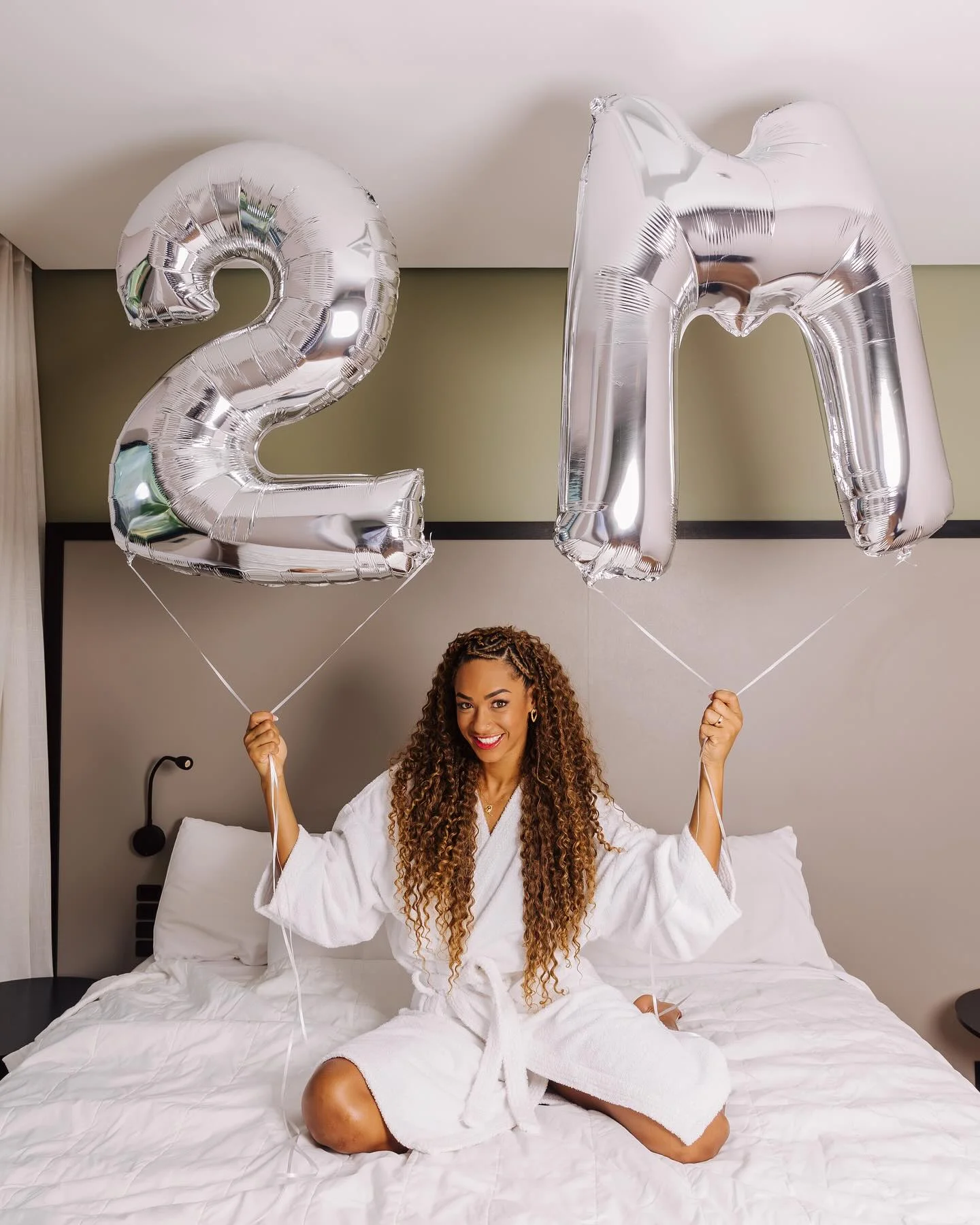 2 MILHÕES 🌽🌽

SUR-RE-AL ESTAR VIVENDO TUDO ISSO! O PAU TÁ QUEBRANDO 🔥
São tantas coisas boas acontecendo na minha vida, e comemorar esses 2 milhões de seguidores só torna tudo ainda mais incrível! Me sinto abençoada por cada conquista e, mais ainda, por compartilhar tudo isso com vocês! Muito obrigada por tudo! Vou fazer valer toda a confiança e carinho que vocês têm por mim! OBRIGADA, BÊZINHOS! 🌪️💙🦁 #nãoviajenão

Fotografia: @alessandrokawan