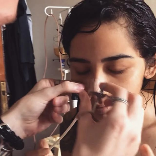 Tenho andando tão cansada ultimamente. Não sei mais como agir, não sei mais como falar com Deus pra que tudo isso passe! Pra quem tá fora é fácil falar “ah confia em Deus ou Deus vai te curar e etc” eu sei que se existe um Deus por pior que seja isso que estou passando ele n esqueceu de mim, mas tem dias que eu fico me perguntando, será se ele tá vendo, será se tá escutando? Desde de agosto não tem um dia sequer que eu não vomite, tive experiências horríveis e traumáticas que levarei pro resto da minha vida! Hoje foi um dia daqueles que quase pedi pra Deus me tirar logo dessa situação e me levasse pra um lugar melhor. Já to cansada de dar trabalho pro outros, cansada de ser um fardo, cansada de ver meu namorado e  minha mãe  deixando de viver a vida deles pra viverem a minha. Eu mal aproveitei minha casa e já estou no hospital de novo, essa rotina destrói qualquer pessoas. Acho que o que me mantém de pé são o carinho e cuidado q minha mãe que abandonou tudo pra vim cuidar de mim e pelo meu namorado que largou festas, amigos, bebedeira.. tudo pra me apoiar. Nesse momento eu luto por eles e não por mim, pq sinceramente eu já estou cansada, só eu e Deus sabemos o que já passei, quantos traumas, quantas noites em claro chorando de dor, só eu e ele sabemos! Eu quero que acabe logo Deus, você entende meu coração, me ajuda🙏me dar ânimo e forças pra continuar eu te imploro.