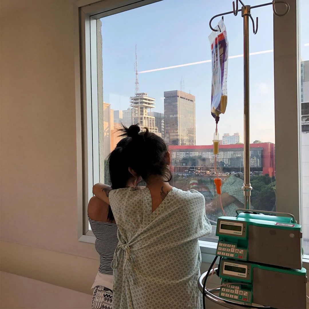 E nos dias difíceis eu tenho você pra chorar comigo, pra me acalmar... como eu queria que fosse diferente mãe, mas o importante é que estamos juntinhas, não sei o que seria de mim se você não tivesse aparecido. Obrigada por pedir pela minha vida quando eu não tenho forças! Vamos valorizar nossas mãezinhas pq nos momentos assim são elas que sempre vão segurar nossas mãos. Vivi a vida inteira longe da minha e hoje tenho a oportunidade de está perto e não me vejo um dia vivendo longe dela. Na saúde e na doença sempre estarei ao seu lado mesmo que seja em silêncio. Love you 🌟💙