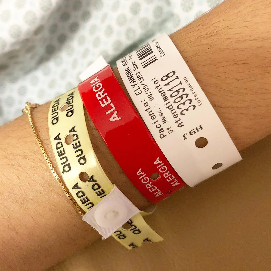 eu sei que você tem pensando em desistir com muita frequência.
Você tem achado que eu não tenho te ouvido, só porque eu ainda estou em silêncio e tem se questionado o porquê de tanta coisa dando errado se você já entregou tudo em minhas mãos. A verdade, é que teu silêncio é apenas um pedido de paciência, um pedido de confiança. Sim, confie em mim, mesmo quando eu tiver em silêncio, mesmo quando nada estiver acontecendo ainda. Os seus olhos ainda não podem ver, mas a sua fé te levará a crer no que você ainda não está vendo, então use-a e não desista. Continue acreditando que eu estou trabalhando a teu favor, porque eu estou. E saiba que tudo dará certo sim, porque Eu estou no controle de tudo.🌟