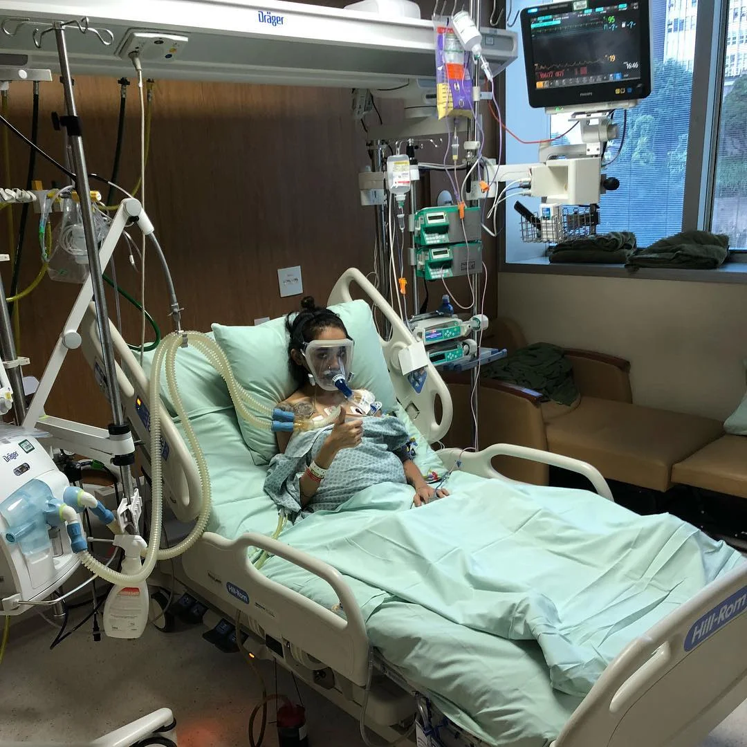 Já são 5 dias de UTI, 5 dias de lutas e dores inexplicável mas nada supera o valor de poder respirar sem aparelhos, passei 3 dias sedadas sem ter noção de nada, pensava que tinha perdido mas sinto que Deus me deu uma nova chance, cada dia uma nova chance é uma nova melhora! OBRIGADA SENHOR! Vivo por ti💙Obrigadaaaa por todas as orações amigos, não vamos desistir de viver 💙🌟