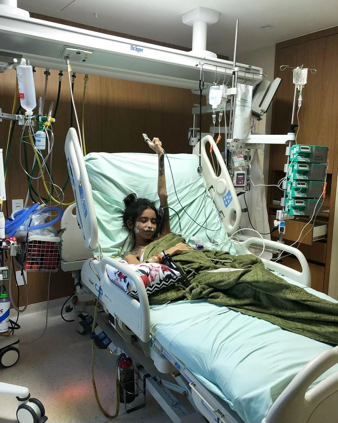 Hoje começa uma nova fase na minha luta contra o câncer. Finalmente vou tomar a primeira dose de imunoterapia!! Depois de muitos exames e muita preparação meus médicos encontraram um medicamento que vai me fazer realmente bem e tenho a chance de salvar minha vida. Como muitos já sabem o remédio custa muito caro e depois de mt insistência infelizmente não obtivemos resposta do governo e não posso esperar, então fui pra luta. Estamos nos esforçando ao máximo para conseguir juntar dinheiro suficiente pra pagar os exames e a dose do medicamento. Mas Deus como sempre coloca anjos na minha vida e dessa vez colocou o @pato 💙ele se dispôs a pagar 6 meses de tratamento ( oh Glória)  e a  clinonco que fez a doação de 3 doses do medicamento,só Deus sabe a emoção que foi quando tive a confirmação de que eles iriam de verdade ajudar a salvar minha vida, SÓ GRATIDÃO!! Agora vamos torcer para esse medicamento fazer um efeito maravilhoso e eu me livrar dessa doença e acabar com esse sofrimento. Já faz um mês que estou na uti e ficarei o tempo que precisar se for pro meu bem. Vamos continuar vendendo camisetas e aceitando doações de quem quer ajudar pois infelizmente temos custos com exames e outras milhares de coisa que o plano não cobre! Mas não estamos fazendo nenhuma vakinha e nem divulgando contas bancárias.( cuidado com as vakinha e contas fakes) enfim estou muito confiante, cheia de esperanças e gratidão a Deus e a todos que me apoiam e acreditam na minha recuperação. Por mais difícil que pareça o problema, com Deus sempre haverá uma solução, eu entreguei minha vida e meus planos nas mãos de Deus e sei que ele tem o melhor pra mim, só peço sabedoria e paciência pra aguentar os dias difíceis, mas creio que no final tudo irá dar certo e vou sair disso muito fortalecida e pronta pra ajudar outras pessoas. OBRIGADA Deus, universo, família, equipe médica, @pato e a vcs por todo apoio! Juntos somos mais forte. 🙏🌟#cancer #positivevibes #oracao #forcaNara