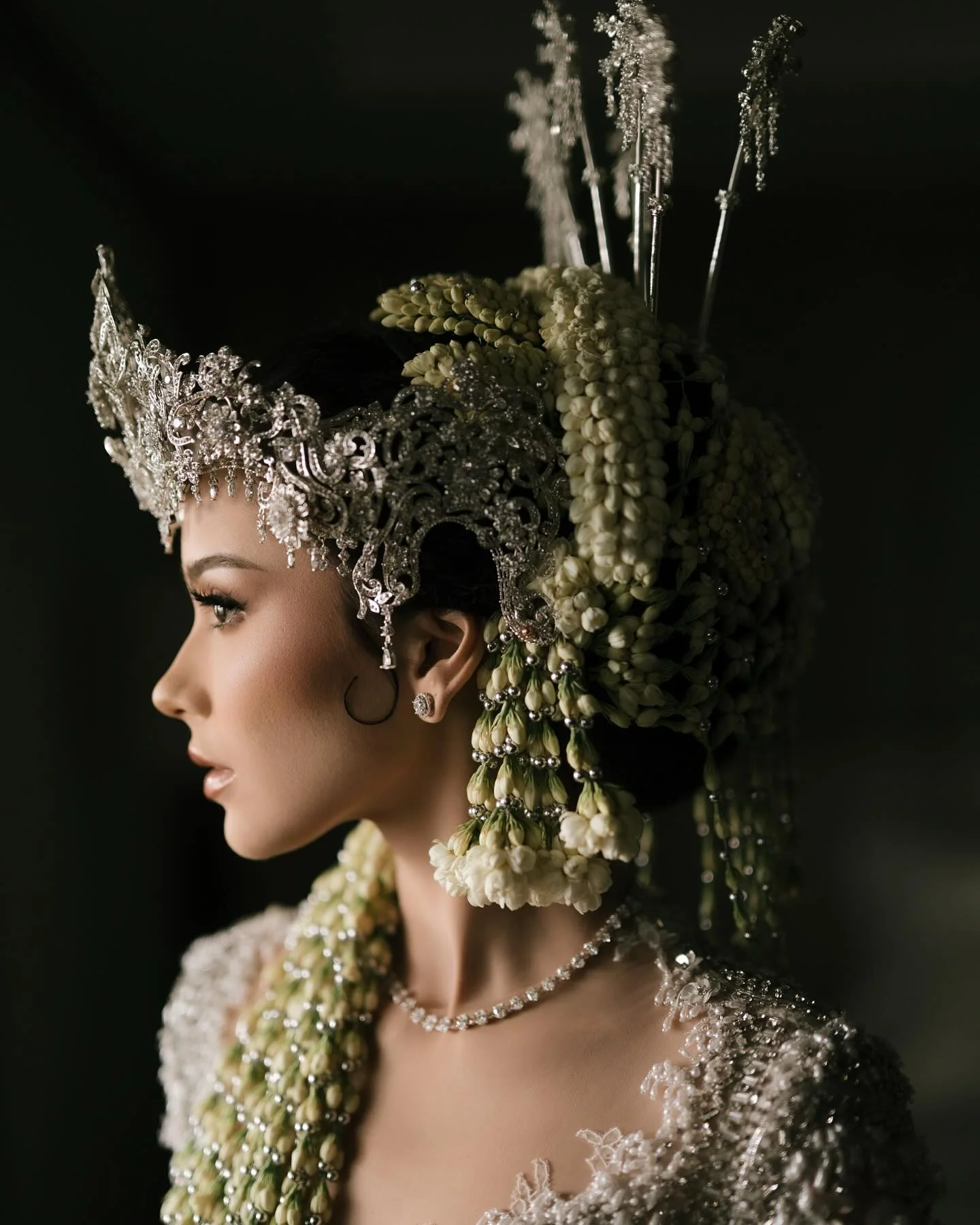 Crowned in heritage. Sundanese bride, with pride. 🤍

Photo: @derai.studio
Bride’s Attire: @texsaverio
Bride’s Siger: @rinaldyyunardi
Styled by: @astecat
Bridal robe: @hiantjen 
Bride’s Jewelry: @wandahouseofjewels
Bride’s Makeup: @bennusorumba
Adat Sunda: @gse_ekayana
Family attire: @studioboh 
Family shoes: @langkahbylinalee 
Mom & sister makeup: @bubahalfian 
Mom & sister hairdo: @woko_s

#TheALsWedding