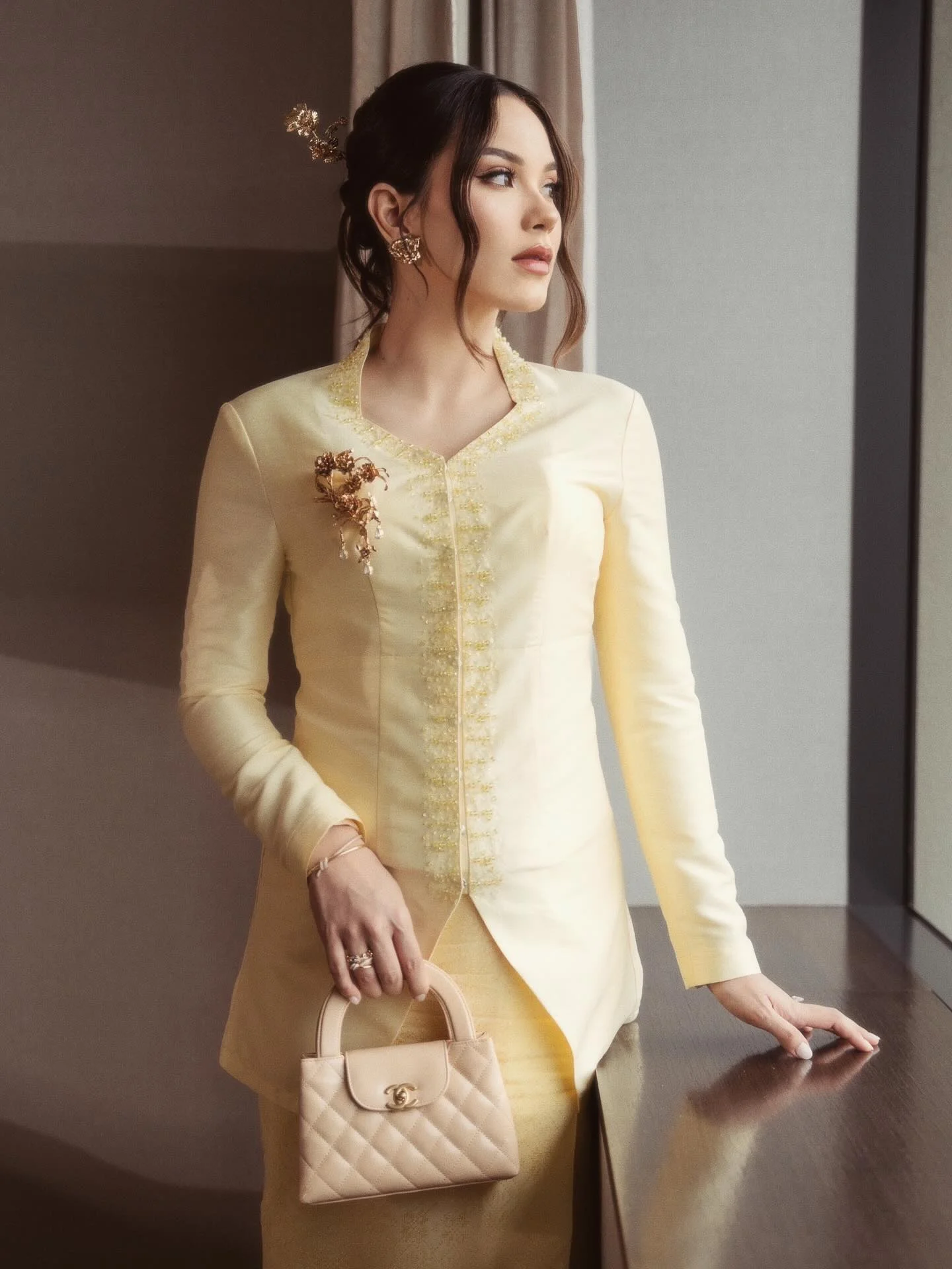 always in the mood to celebrate Love 💛 

attire @askyfebrianti 
makeup @bennusorumba 
hair @kim_mefta 
stylist @dewinaomii
jewelry @tiffanyandco 
accesories @leciel.design