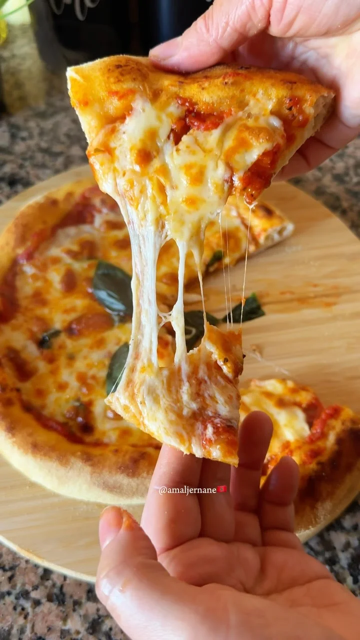 بيتزا 🍕 pizza 🍕 
العجينة :
500 غ دقيق الخبز العادي 
ملعقة صغيرة خميرة جافة 5 غ
ملعقة صغيرة عسل 🍯 10 ع
ملعقة صغيرة ملح 🧂 
2 كؤوس ماء دافئ 340 مل
2ملاعق كبيرة زيت زيتون 🫒 25 غ 
الصلصة : 
نصف بصلة 🧅 مقطعة 
فص ثوم 🧄 مفروم 
ملعقة كبيرة زبدة 🧈 
3 ملاعق كبيرة زيت زيتون 
5 طماطم 🍅 متوسطة مسلوقة ومطحونة 
ملح ، فلفل أسود، بابريكا، زعتر ، حبق أخضر مفروم، ملعقة كبيرة مركز الطماطم 
الحشوات : 
فلفل 🫑 🌶️ ألوان ، شرائح الزيتون، كورفيت مشحر ، فطر 🍄 شرائح، بيبيتوني، جبن موزاريلا