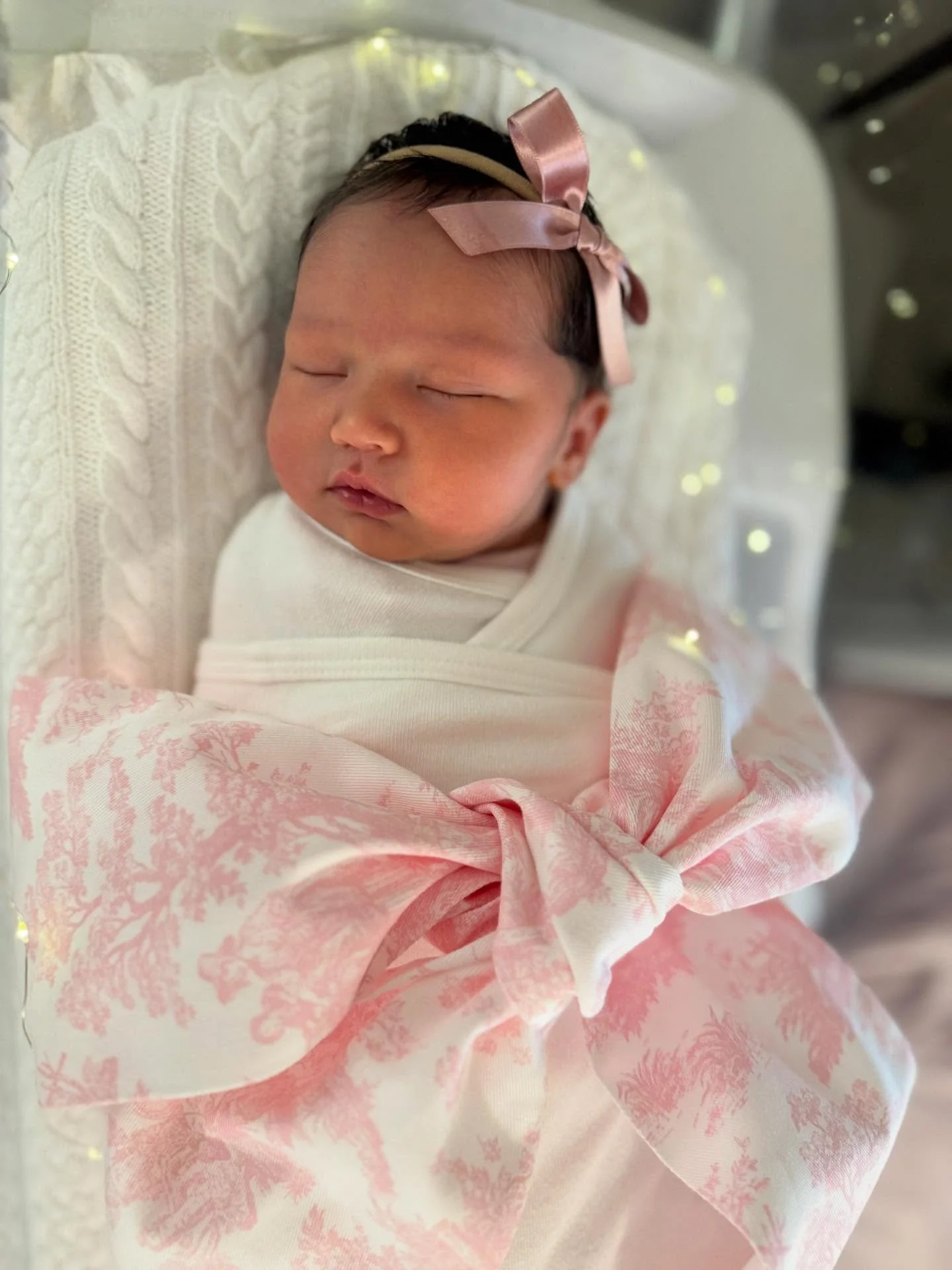 Vail Horford Vega 11.26.25 🎀 
Nuestra mesa, nuestras risas, nuestro amor… todo creció.
Nuestro sexto regalo del cielo, la más reciente razón de nuestra alegría.
Te esperábamos con tanta emoción. Te amo, chiquita mía.